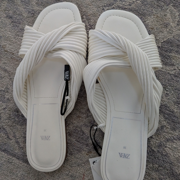 Zara white pleated strap slip-on sandals. - Picture 2 of 5